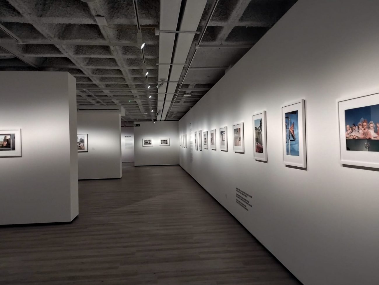 imagen de la exposición de William Eggleston en el centro KBr de la Fundación Mapfre